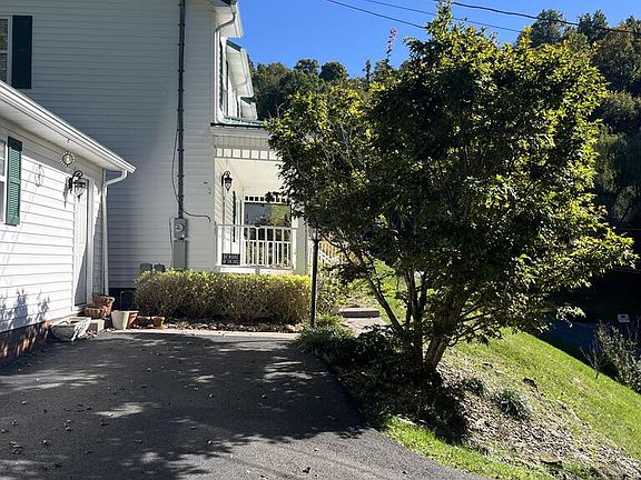 3rd image of 943 Cedar Creek Dr