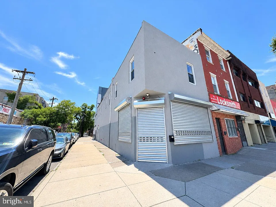 700 W Girard Ave