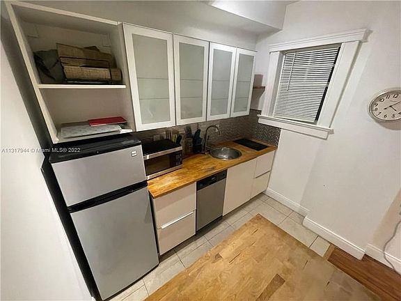 3rd image of 1611 Michigan Ave APT 4