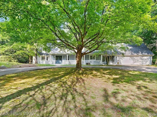 31040 Woodside Dr, Franklin, MI 48025