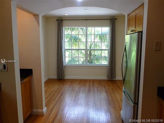 3rd image of 621 Santurce Ave