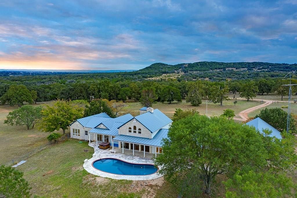 112 Armadillo Run Fredericksburg Tx 78624 Zillow
