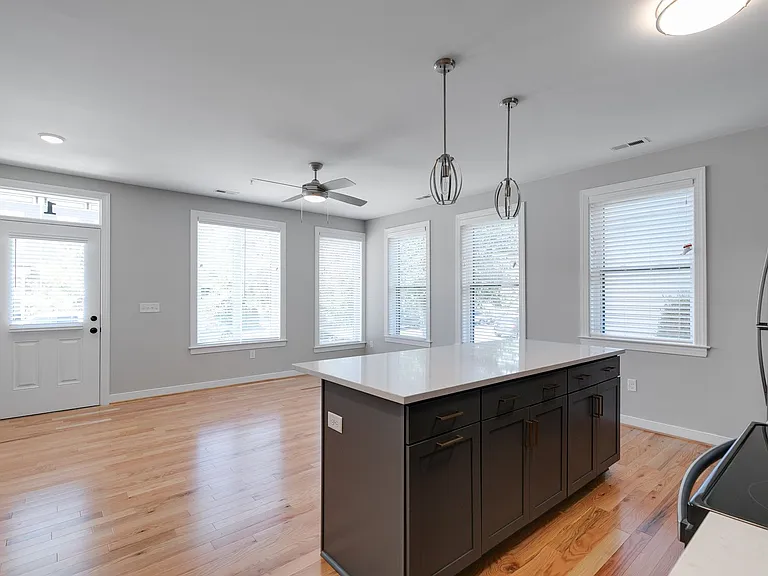 1122 Bainbridge St — Photo 1