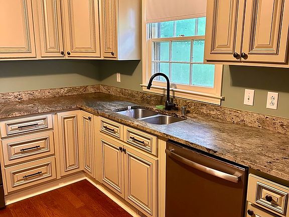 3rd image of 418 Bishop Branch Rd
