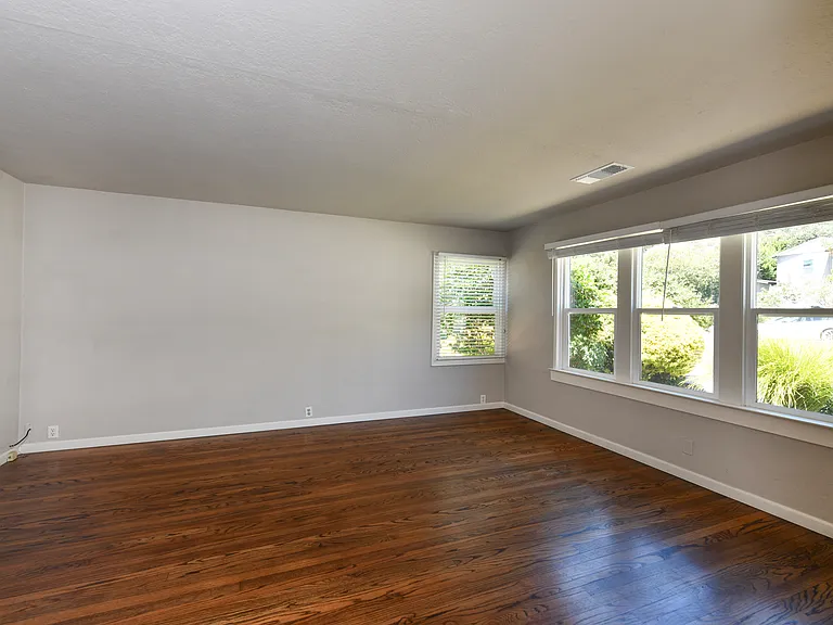 1415 Meek Ave — Photo 8