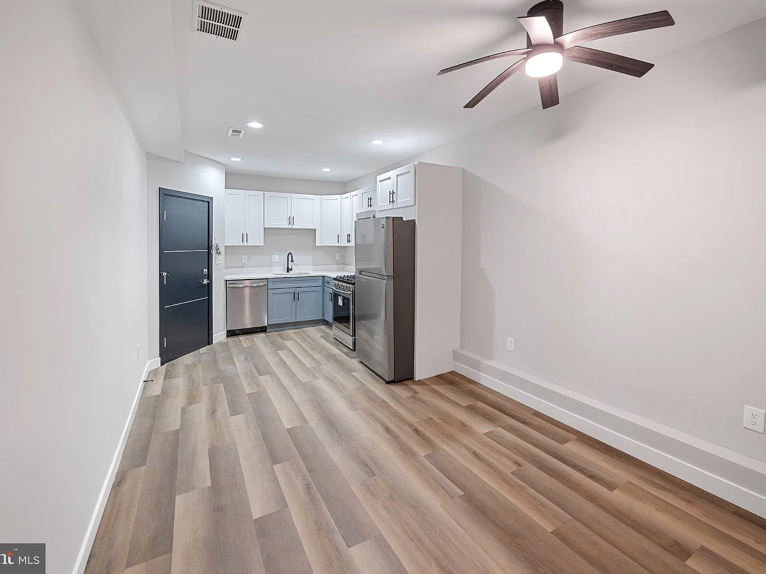 1 bed, 1.0 bath, 985 sqft, $1,200 — Photo 1