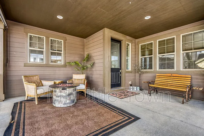 4 bed, 5.0 bath, 5716 sqft, $4,995 — Photo 4