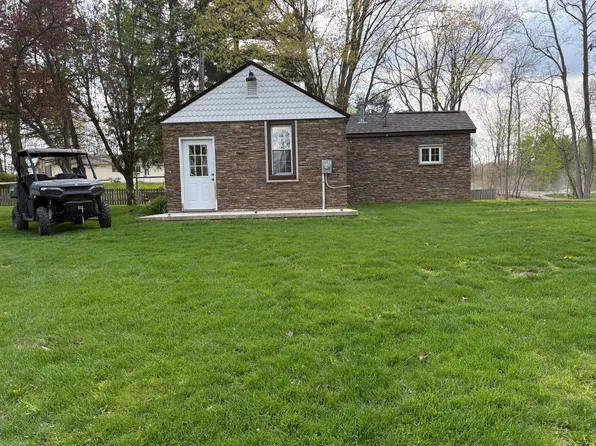 1585 S Garner Rd, Milford, MI 48380
