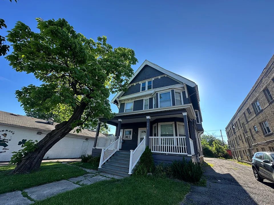 2449 Delaware Ave #2UPR