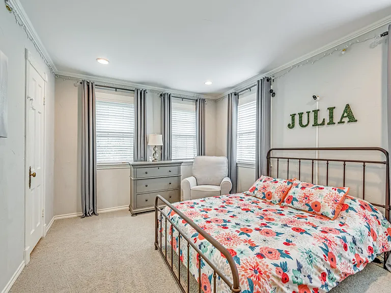 4556 Belclaire Ave — Photo 42