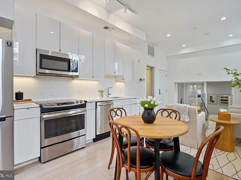 1211 G St SE #1 — Photo 1