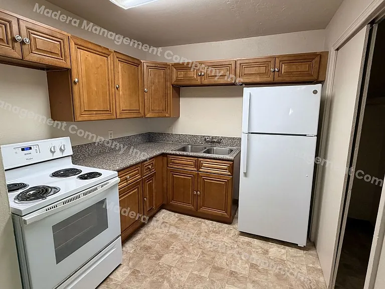 210 N C St — Photo 2
