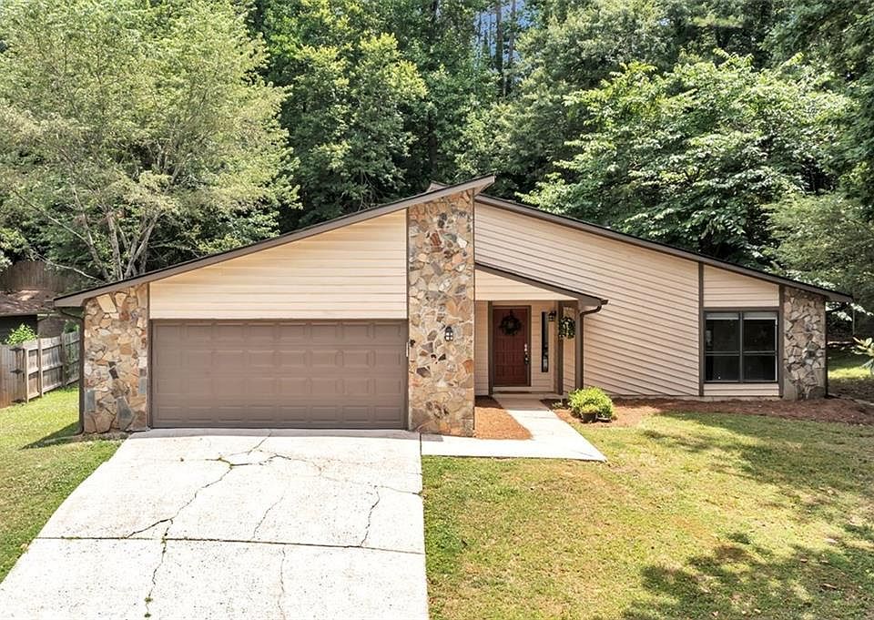 1st image of 395 Creekside Ct