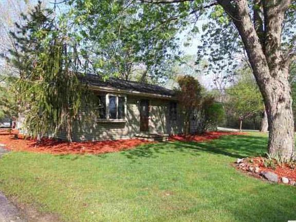 3rd image of 746 Hillcrest Dr
