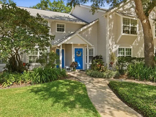 3213 Valley Oaks Dr, Tampa, FL 33618