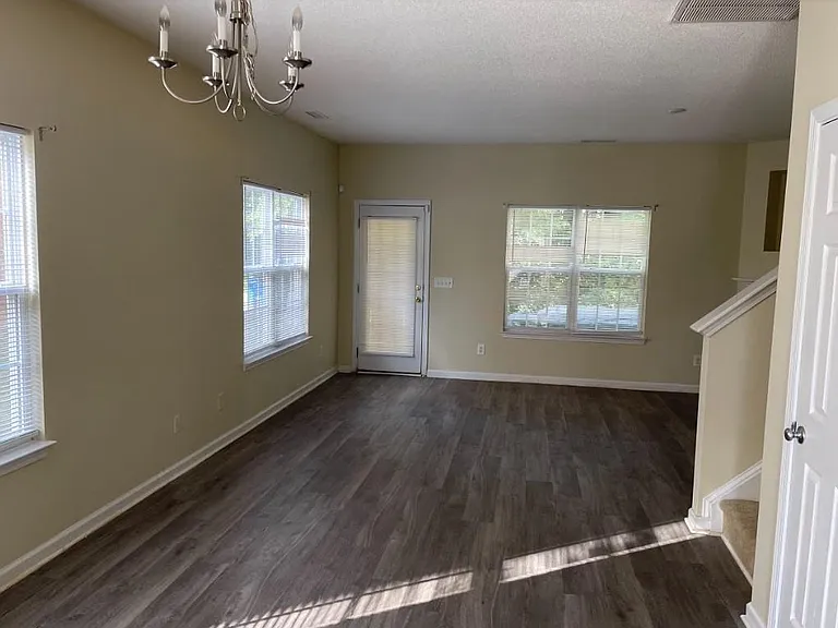 3131 Manhasset Ln — Photo 2