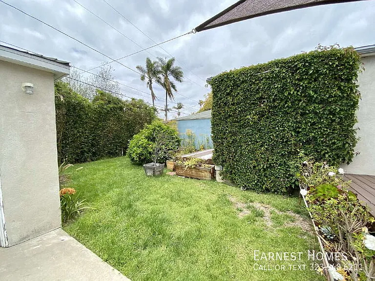 2577 S Bundy Dr — Photo 26