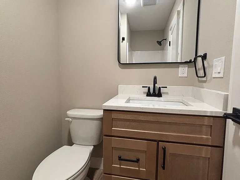 106 E Sycamore St — Photo 33