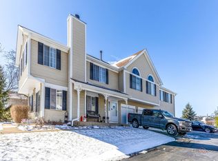 422 Sandhurst Ln, South Elgin, IL 60177