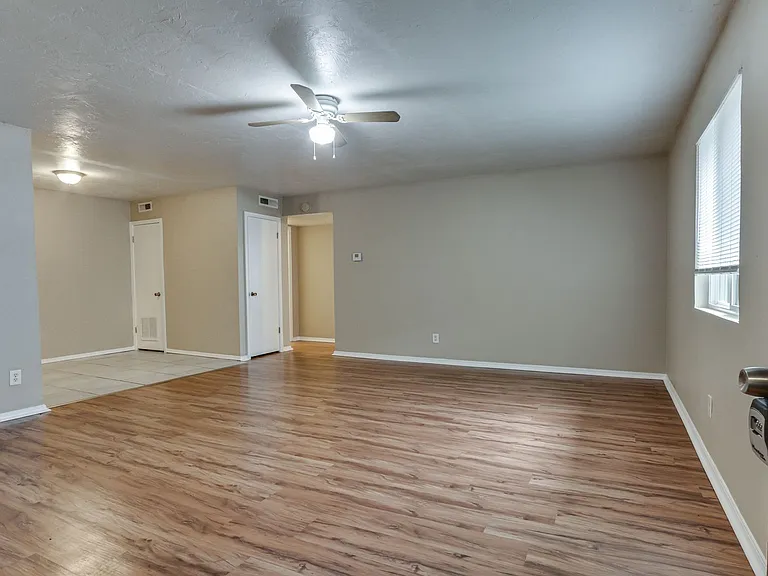 6026 Nw Expy #C — Photo 5