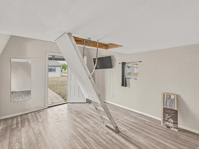 402 Tedder St — Photo 18