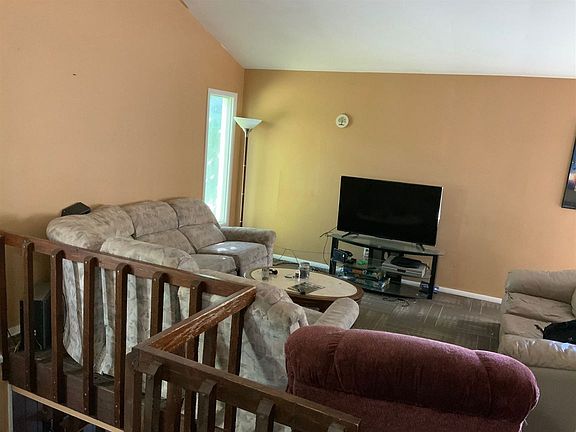 4th image of 821 W Wayne St