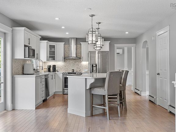 5th image of 275 Canterbury Ln