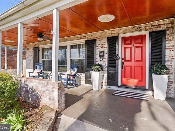 4th image of 425 Country Club Rd