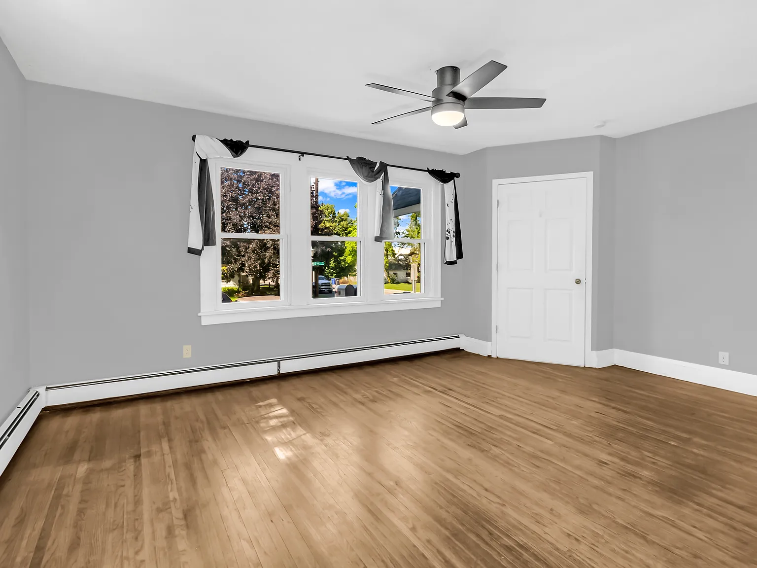 1462 Carroll Ave — Photo 2