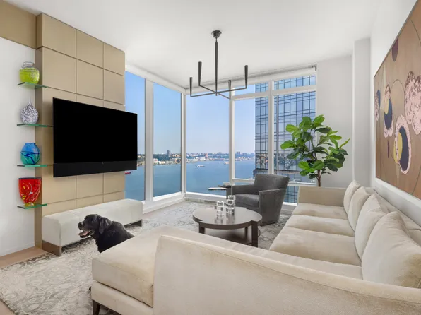 30 Riverside Boulevard image 1 of 19