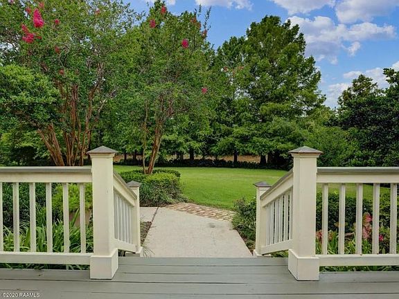 3rd image of 3928 Bayou Blvd