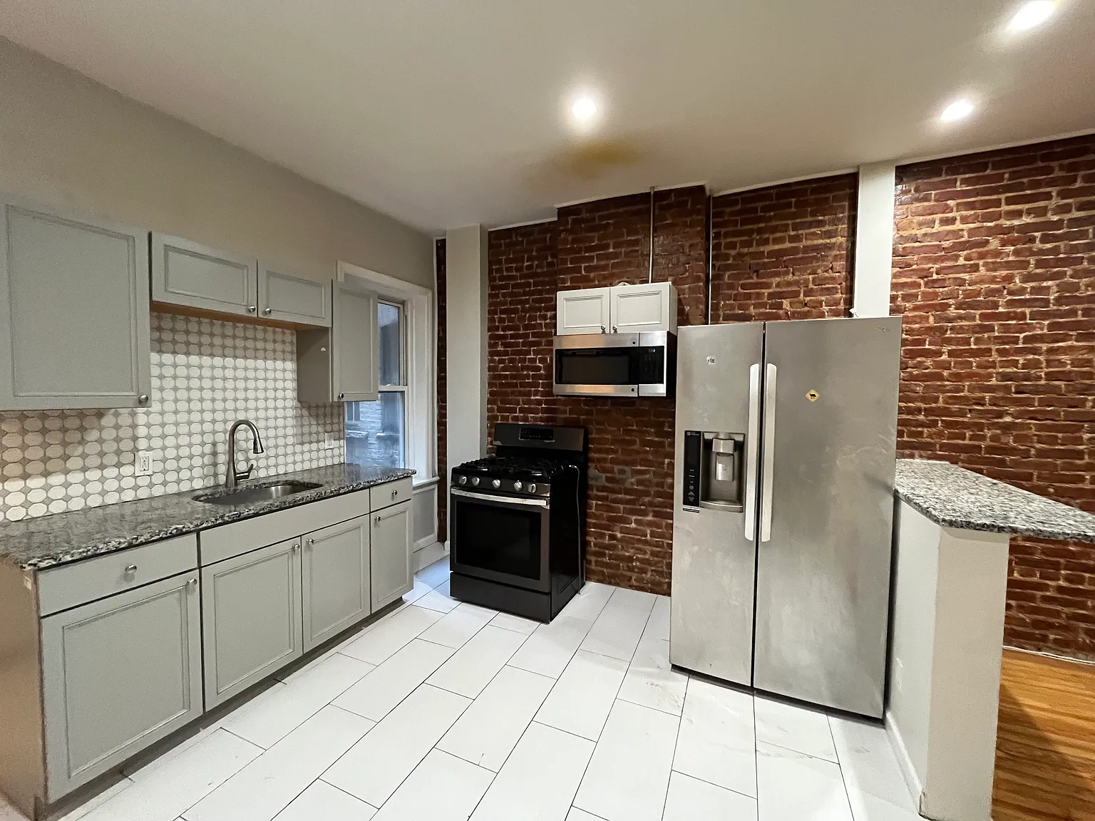 2 bed, 850 sqft, $2,200 — Photo 2