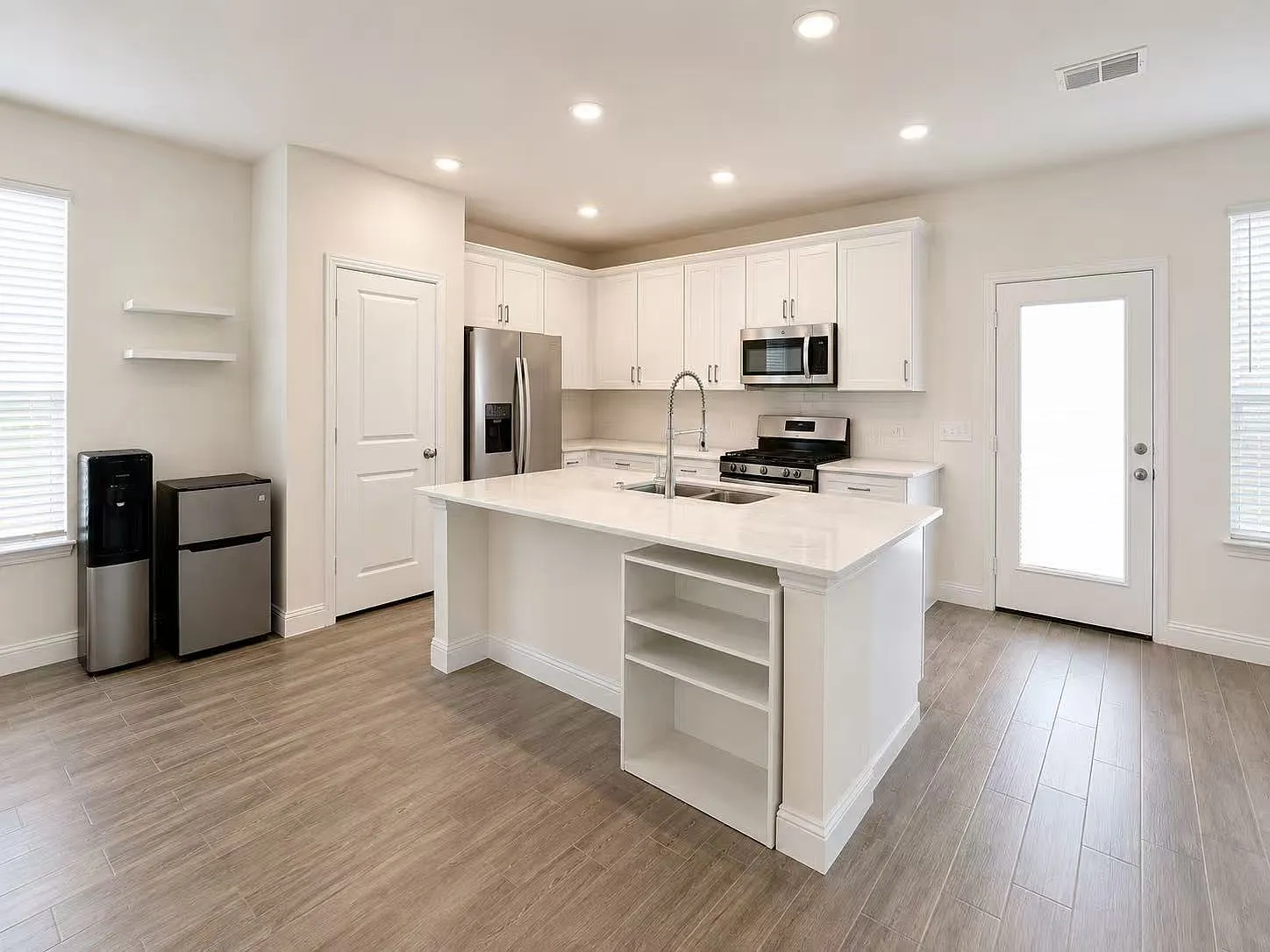 4 bed, 2015 sqft, $2,700 — Photo 3