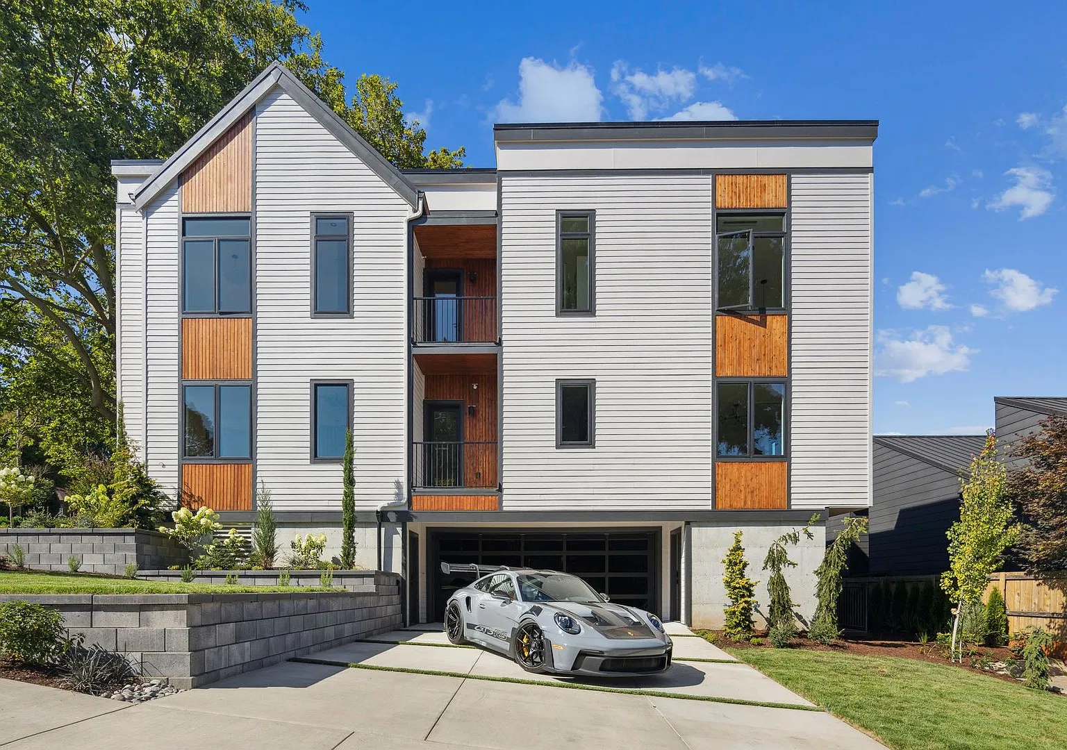 Skyview Townhome: Luxury Living in Lake Oswego's Premier First Addition Neighborhood — Photo 1