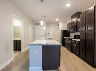 450 Leclaire St #322, Davenport, IA 52801