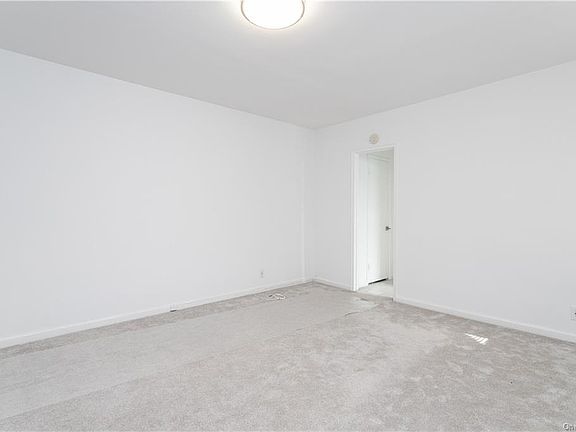 4th image of 13 Bryant Cres APT 1A