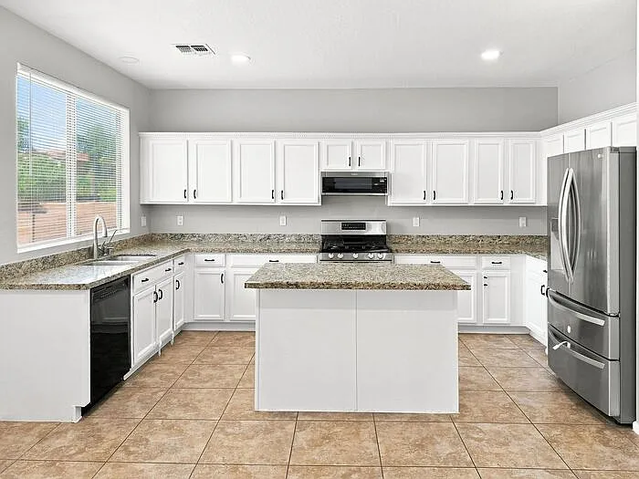 2181 E Westchester Dr — Photo 11
