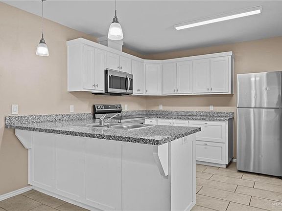 5th image of 906 E Tom Landry St #3