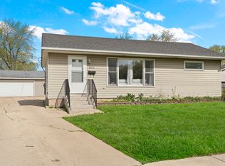 2832 Osage Cir, Waukegan, IL 60087