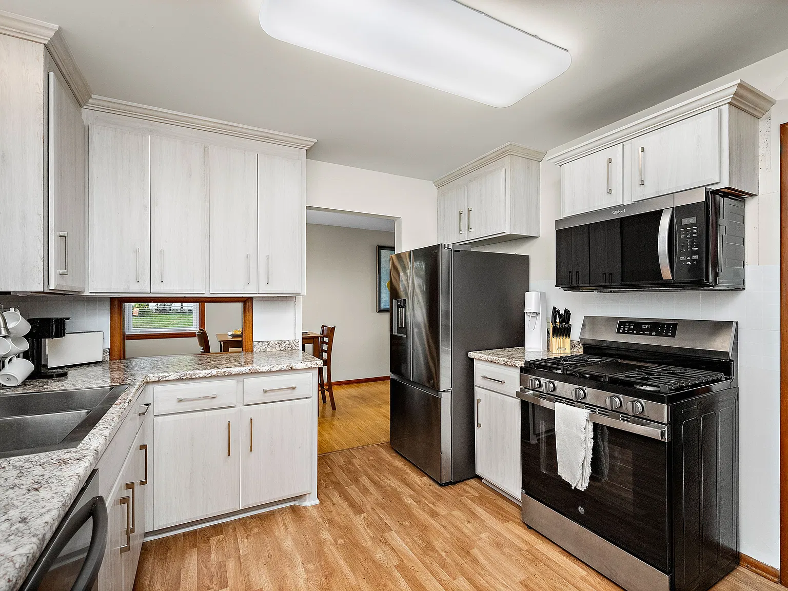 Newly Renovated 3 bedroom + Dedicated Office and Private Suite — Photo 2