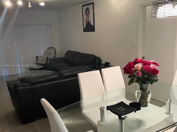 100 Lakeview Dr APT 207, Weston, FL 33326