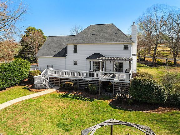 3rd image of 996 Wolf Creek School Rd