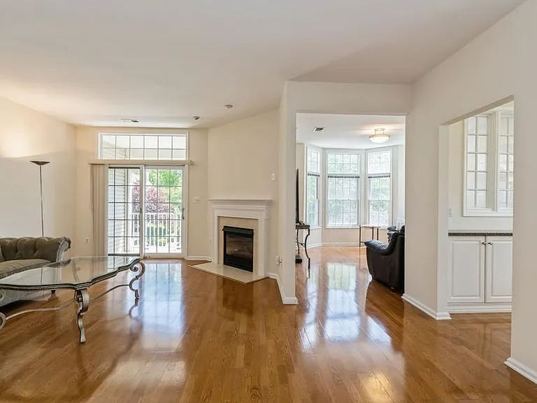 605 Binghampton Ln — Photo 9