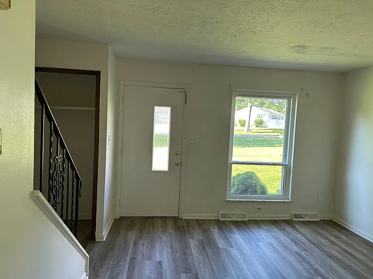 670 Loomis Ave — Photo 2