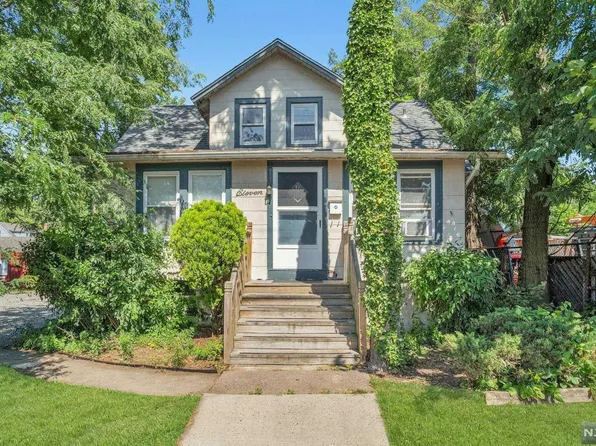 11 Woodbine St, Bergenfield, NJ 07621