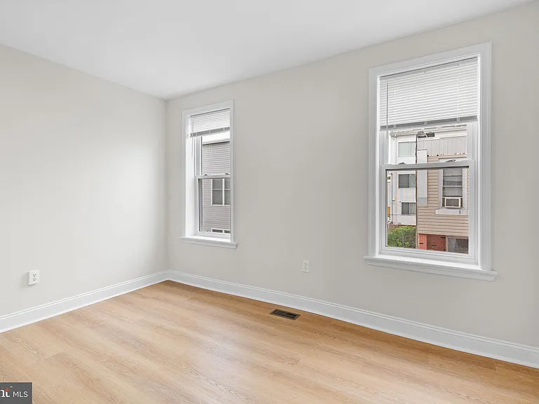 2151 E Stella St — Photo 27