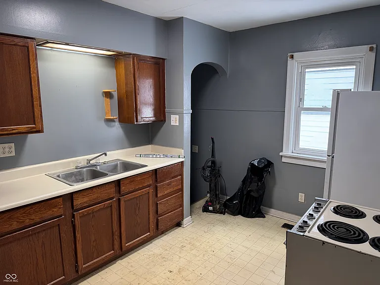 1719 Johnson Ave — Photo 6