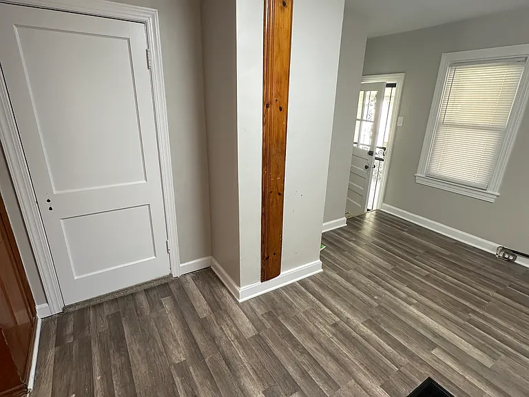 501 Compton St — Photo 6