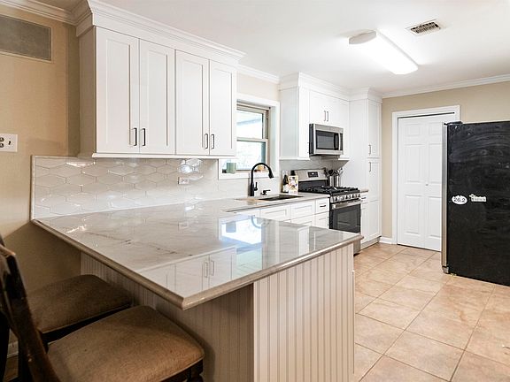 3rd image of 207 Aspen Dr