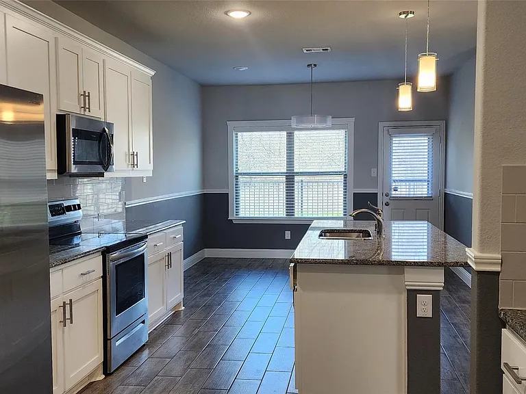 702 Amber Dr — Photo 9